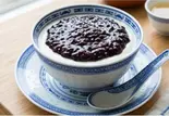 【季節限定】自家製黒米のせミルクプリン(自家血糯米双皮奶)（李湘潭湘菜館）