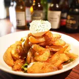 自家製チリソースが決めて！【山盛りポテトサワークリーム】（和食居酒屋MARU）