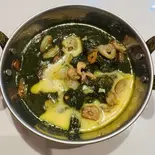 チキンボーン＆スパイナッチカレー(骨付きチキン・ほうれん草)Chicken with bone and spinach curry（NAMASTE ASIAN KITCHEN AND HALAL SHOP）