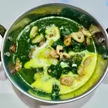 チキンスパイナッチカレー(チキン・ほうれん草) Chicken spinach curry（NAMASTE ASIAN KITCHEN AND HALAL SHOP）