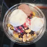 Chocolate Dry Fruits Ice Cream Bowl チョコレートとドライフルーツのアイスクリームボウル（NAMASTE ASIAN KITCHEN AND HALAL SHOP）