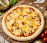 3種のたっぷりチーズの炭火焼きチキンテリマヨ〈※サステナブル包装〉（《1111円〜チーズ推しの"普通"のピザ》24-twenty four-）