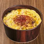 牛すじ卵とじ丼（白金食堂）