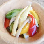 季節野菜の自家製ピクルスHomemade seasonal vegetables pickles(BONDI CAFE)