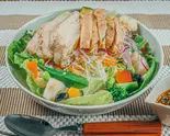 野菜たっぷりサラダカオマンガイ(もも肉＆むね肉) Salad Khaomangai(Thigh＆Breast)（高たんぱく・糖質制限カオマンガイ 東京鶏飯食堂 国分町2丁目店）