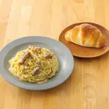 110.名物バジルロール付！厚切りベーコンのクリームパスタ（鎌倉パスタ 錦糸町パルコ店）