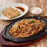 焼きそば温泉玉子入＆餃子（焼そばの想夫恋 渡辺通店）