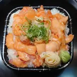サーモンユッケ風丼(笹互 綾瀬店)