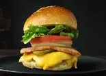 国産牛パティ使用 厚切りベーコン&ダブルチェダーBBQバーガー(Kurodo's Burger)