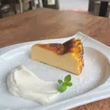 ベイクドチーズケーキ＆ホイップ生クリーム BAKED CHEESE＆HOIPP CREAM（ヘルシーレストラン moon flower）