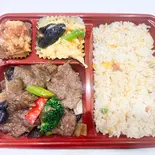 牛肉と季節野菜の黑胡椒炒め弁当:黑胡椒牛肉便当（四川中華料理 - 東方紅）