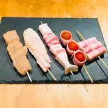 焼き鳥盛り合わせ(5本)（焼鳥居酒屋 英 (ハナブサ)）