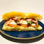 生ハムとカブレーゼのサンドイッチ(レギュラー)（ITEROLINQ deli and cafebar）