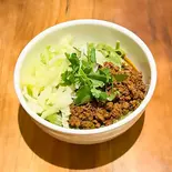 炸酱面/ジャージャー刀削麺(ほうれん草麺)(天山見・西北本場料理店・刀削麺(HalalaFood))