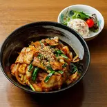 豚キムチ丼 ミニポテトサラダ付き（居酒屋よあけ）