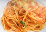 トマトとモッツァレラチーズバジルのトマトソーススパゲティ（トラットリアフェルマータ）
