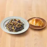 105.やりいかのいかすみトマトソース<名物バジルロール付き>（鎌倉パスタ 錦糸町パルコ店）
