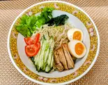 冷やし サラダ 麺（ホープ背油らーめんはやぶさ）