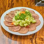 牛腱鞘肉ときゅうりの和え(ジンギスカンラムモモ焼き)