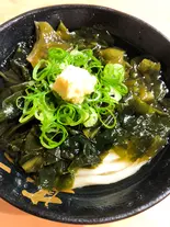 鳴門天然わかめ(冷)(自家製さぬきうどんと肉 甚三 神田店)