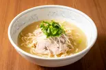 自家製鶏肉塩味そば（餃子百珍 一味玲玲）