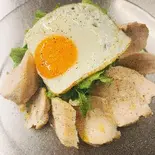 ヘルシーチキン国産地鶏モモ肉のソテーとサニーサイドアップ＆サラダ ノーマル150g+エッグ+サラダオリーブオイル100%ドレッシング（ヘルシーレストラン moon flower）