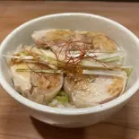 鶏ちゃーしゅー丼（らーめん「三つ鉢」）