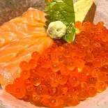 サーモンといくらの親子丼（八海丸）