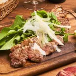 牛リブロースのタリアータ(薄切りステーキ)、三代川さんのルッコラ添え(GILIOLA 津田沼店)