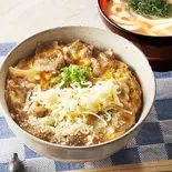 牛カルビと濃厚チーズの贅沢な卵とじ丼と選べるミニ讃岐うどんセット（丼ぶりとうどん つるや 東葛西店）