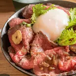【温玉のせ】北海道 特選神居牛ローストビーフ丼 淡路玉葱のシャリアピンソース（北海道じゃがバターとローストビーフ丼 むらかみ農場 江東森下店）