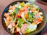 玉ねぎとレタスの "ベーコンサラダボール"（牛ハラミステーキ＆ローストビーフ専門店 luxury bar ＆ cafe milas ミラス渋谷店）