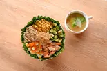 【美肌効果】スパイシー・コリアンサラダボウル＆ヘルシー野菜スープセット（チョップドサラダ専門店 フィットグリーン 新宿 Chopped Salad FitGreen Shinjuku）