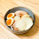 チーズ炙りチャーシュー丼※チーズ要レンジ加熱(チャーシュー3枚、味玉1個、にんにく、チーズ)（ご褒美チャーシュー丼 ぶた丸）