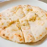 ガーリックチーズナンGarlic Cheese Naan（Red pepper）