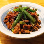銀皮(砂肝)とにんにくの芽の旨辛炒め (数量限定) Stir-Fried Gizzard and Garlic Sprouts(肉料理すが本)