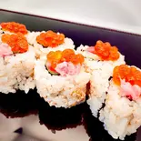 イクラを乗せた鮪の濃厚中落ちと沢庵の裏巻（鮨 比良乃）