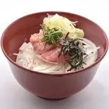 まぐろユッケ丼（揚げ物と丼の上成）
