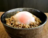 【人気！】温玉鶏そぼろ丼 小(ごはん120g)（「肉うどん」と「肉吸い」のお店 黒牛亭 KuroUshiTei）