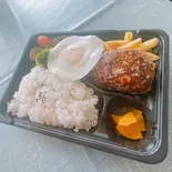 おろしソースのハンバーグと目玉焼き弁当（NUMBER8 光町店）