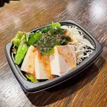 豆腐とわかめのさっぱり和風サラダ（居酒屋日本一の唐揚げ専門 えんまる 本八幡店）