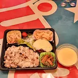 チーズのせ手作りハンバーグ弁当 プリンつき（おばんざいや早乙女 銀座本店）