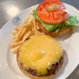 チーズバーガー150g(コールスロー、フレンチフライ付き) ※テイクアウトはフレンチフライのみ付きます※（ザ・パントリー 丸の内店）