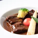 山城牛の赤ワイン煮込み（SALON AKARI）