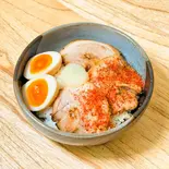 特製唐辛子炙りチャーシュー丼(チャーシュー3枚、味玉1個、にんにく、特製唐辛子)（ご褒美チャーシュー丼 ぶた丸）