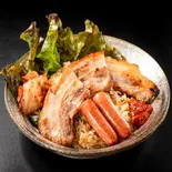 ソーセージ＆サムギョプサル丼 Samgyeopsal Rice Bowl with Sausage（韓流ご褒美飯♪バターガーリックライスの【サムギョプサル丼】 黄金町店）