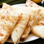 チーズガーリックナン Cheesy Garlic Naan（BAJEKO SEKUWA HOUSE）