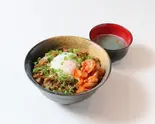 温泉卵のせカルビ丼（焼肉悠(HARUKA)）