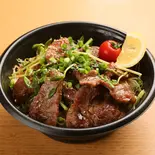 牛カルビ丼（まるべん）