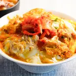 キムチの親子丼(鶏 80g)とハーフ豚汁 Kimchi oyakodon (80g chicken) and pork miso soup（【出汁の親子丼】鶏ヶ屋(TORIGAYA)～南阿佐ヶ谷店～）